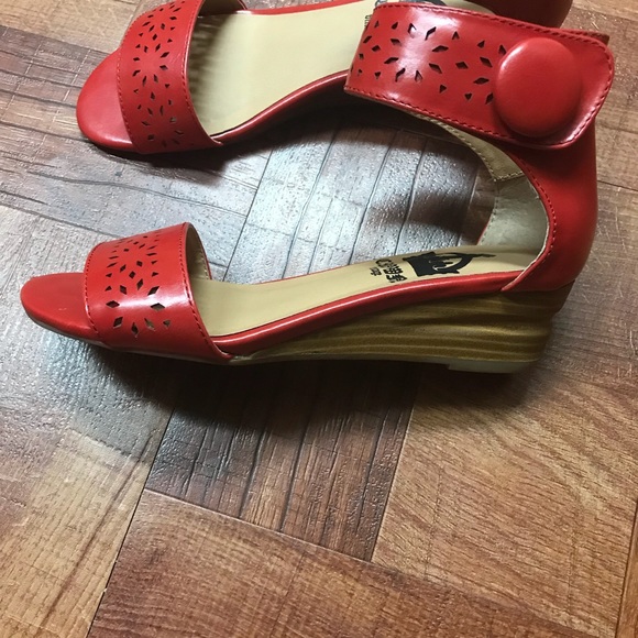 💕Girls Red Ankle Sandals - Picture 3 of 5